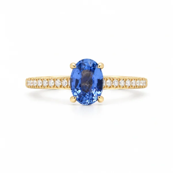 0,96 Ct Blauwe Ovale Saffier In Vier Klauwen Op Een Pavé Band In 18K Geelgoud, Vooraanzicht