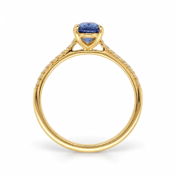 0,96 Ct Blauwe Ovale Saffier In Vier Klauwen Op Een Pavé Band In 18K Geelgoud, Zijaanzicht